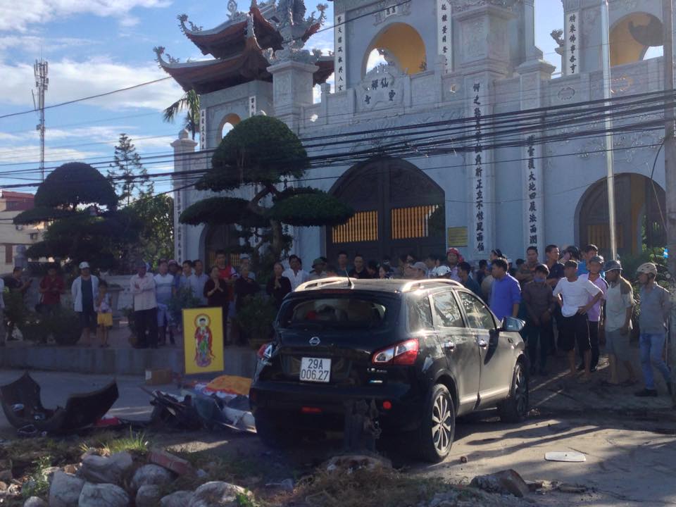 Tàu hỏa đâm ôtô, 6 người thương vong